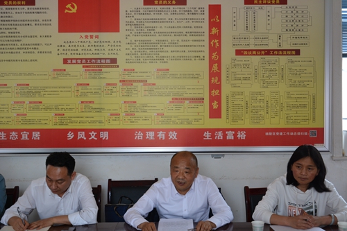 李冠明深入半个城村宣讲全国两会精神